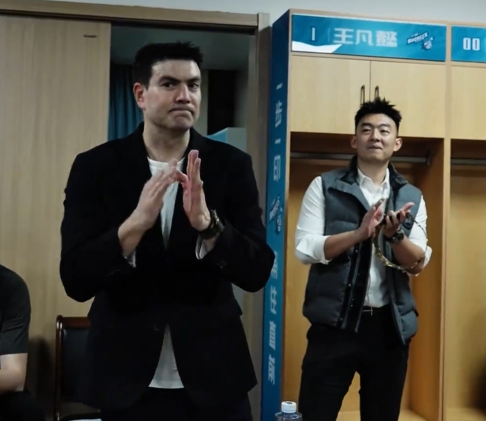 多宝体育登录入口-宁波收官战更衣室！主帅满意战绩，刘家成赞骨气，刘晓宇戴上皇冠|常规赛|北控|比赛|季后赛_新浪体育_新浪新闻